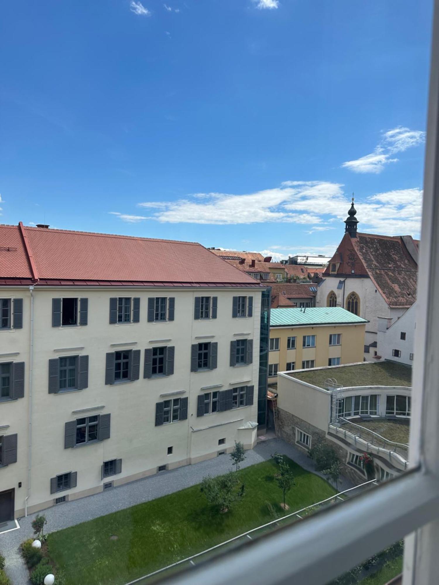 1464, Old Center Apartment
